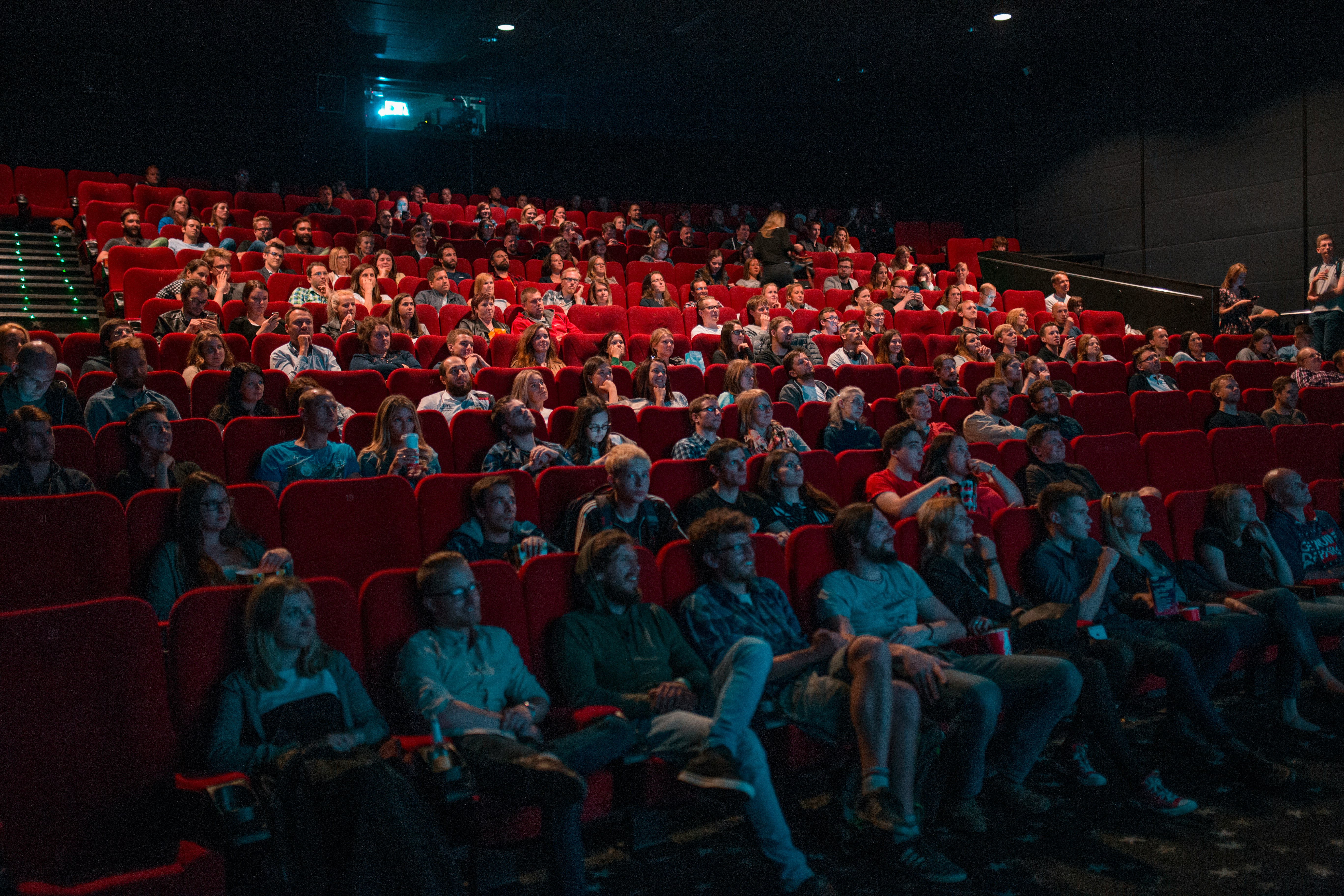 Personas en un cine (Unsplash)